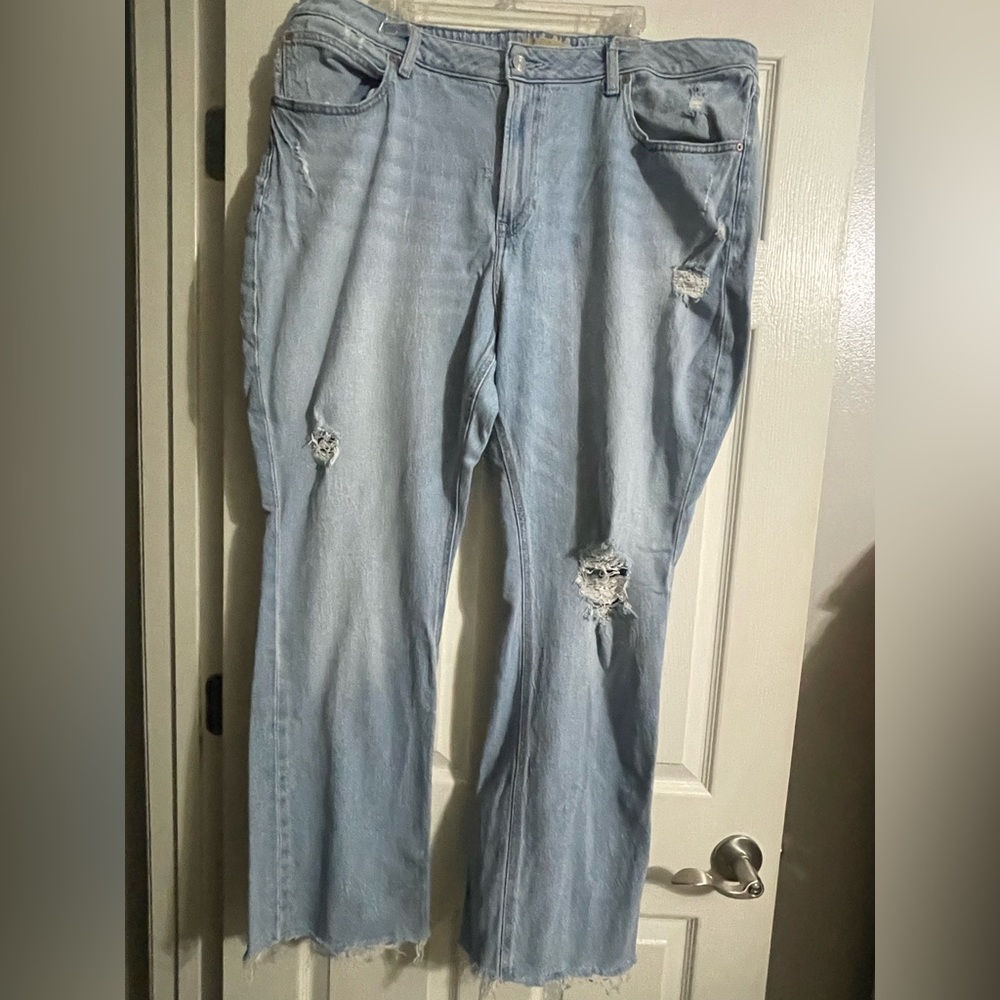 Light Wash Distressed Women’s Jeans